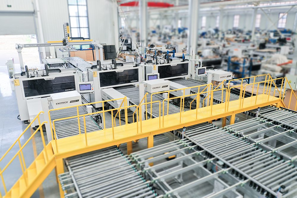 EXCITECH Drilling Cell — inteligentne rozwiązanie do automatycznego wiercenia. Nie ma ograniczeń związanych z pracą, produkcja wielozmianowa, wymaga mniejszej liczby operatorów niż praca ręczna, zwiększa produktywność