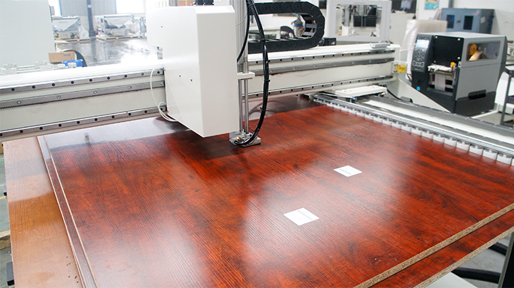 Wykorzystując wyposażenie centrum obróbczego CNC EXCITECH z karuzelowym magazynem narzędzi, firma Henan-DAESHIN stworzyła DASHIN HOME DESIGN FACTORY, która została nagrodzona jako ogólnopolski projekt pilotażowy inteligentnej produkcji.
